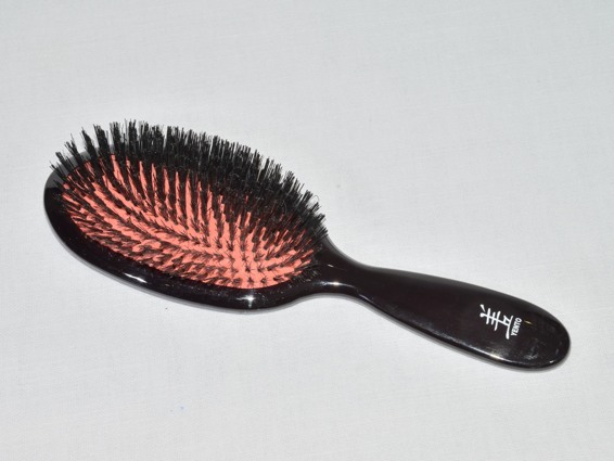 Brosse de qualité à poils de sanglier, à privilégier pour les brushings.