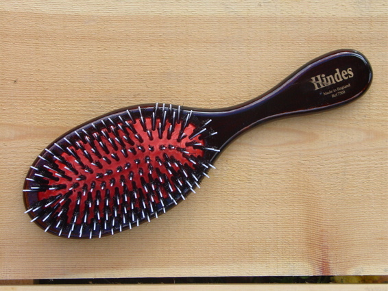 Brosse « mixte » : soie centrale synthétique, entourée d’une touffe de soies naturelles. Tout à fait appropriée dans certaines situations spécifiques. 